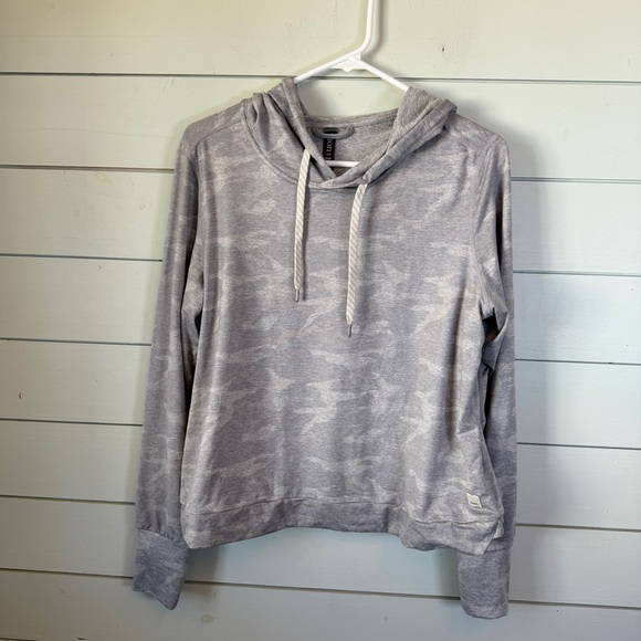 Vuori Tops - Vuori halo essential hoodie light gray‎ camo women's size large